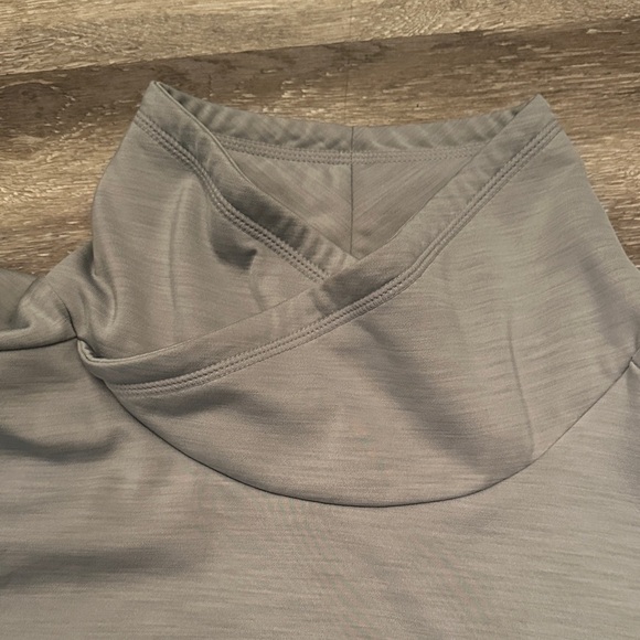 Athleta Light Gray mock Neck workout top kangaroo pockets thumb holes athleisure - Picture 3 of 7
